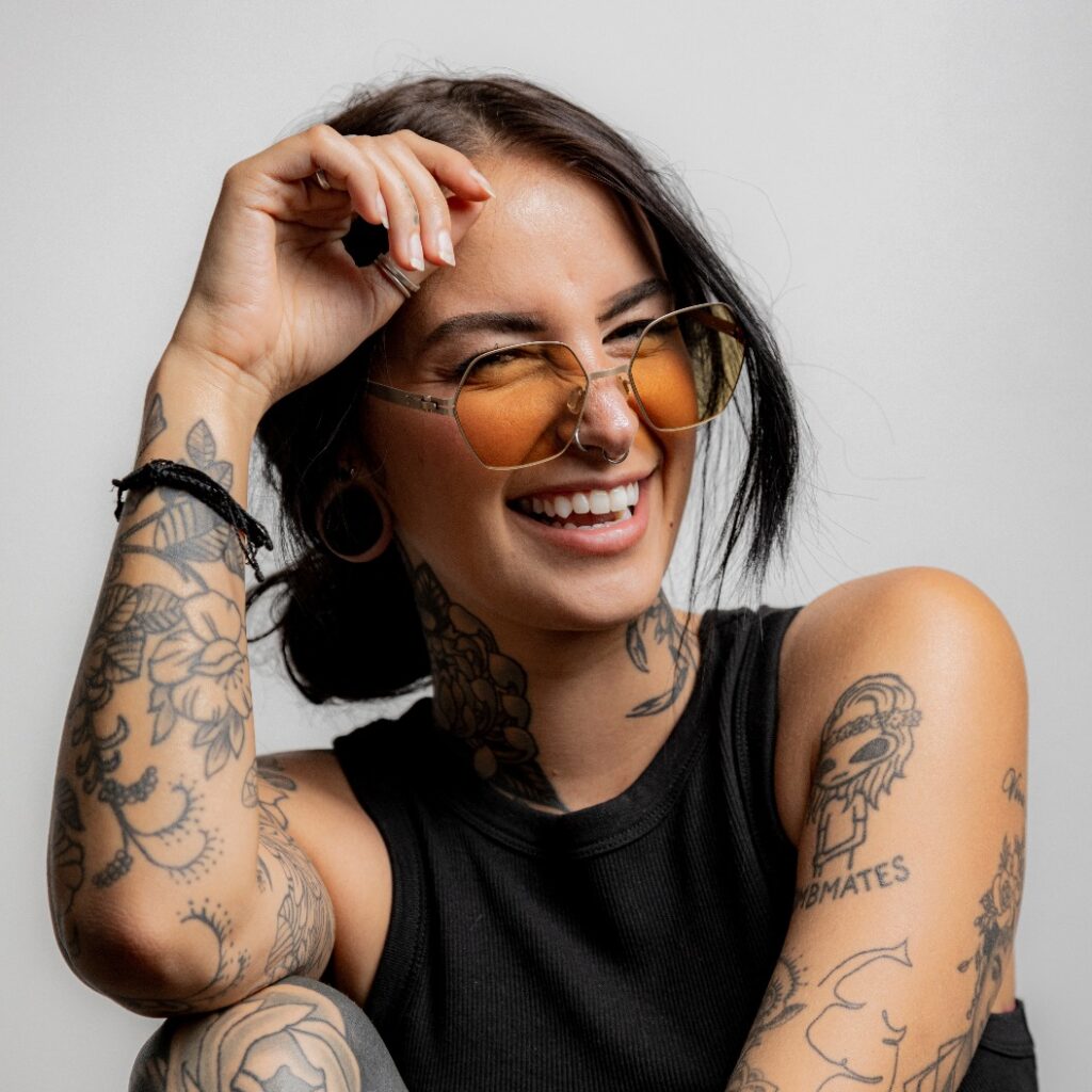 Porträt eines lachenden Tattoo-Mädchens der Generation Z